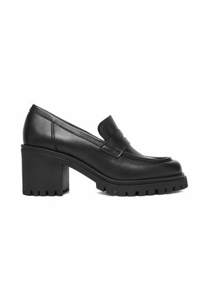 Mocasín de cuero negro con tacón grueso de bloque y suela gruesa con estrías, con una correa en la parte superior delantera.