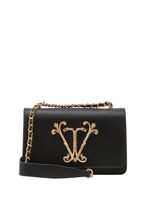 Schwarze Leder-Schultertasche mit einem goldenen, ornamentalen "V"-Emblem und einem mit goldener Kette akzentuierten Riemen.