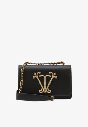 Schwarze Leder-Schultertasche mit einem goldenen, ornamentalen "V"-Emblem und einem mit goldener Kette akzentuierten Riemen.