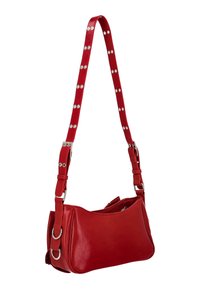 Röd läderaxelväska med en böjd form, med en nitat rem och silverfärgade metalldetaljer. Slät textur, design med ett enda fack.