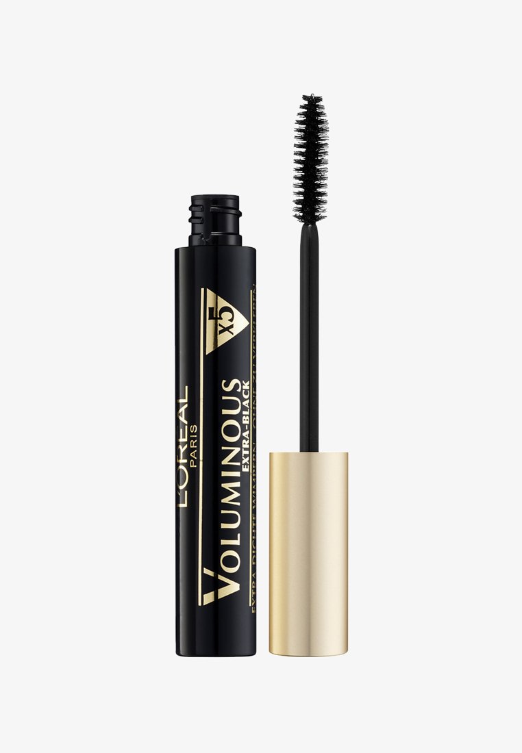 Tube de mascara noir avec des accents dorés, équipé d'une brosse à poils texturés. L'étiquette indique le produit "Voluminous Extra-Black".
