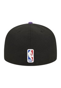 Zwarte fitted pet met een vlakke rand, voorzien van een paarse bovenknop en een geborduurd NBA-logo in wit, rood en blauw aan de achterkant.