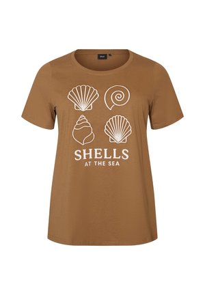 Smeđa majica kratkih rukava s bijelim ilustracijama školjki i natpisom „SHELLS AT THE SEA“ otisnutim sprijeda.