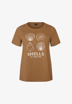 Smeđa majica kratkih rukava s bijelim ilustracijama školjki i natpisom „SHELLS AT THE SEA“ otisnutim sprijeda.