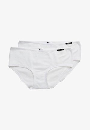 Biele bavlnené slipy s hladkou textúrou, elastickým pásom a čiernymi detailmi loga. Dva páry viditeľné zo prednej strany.