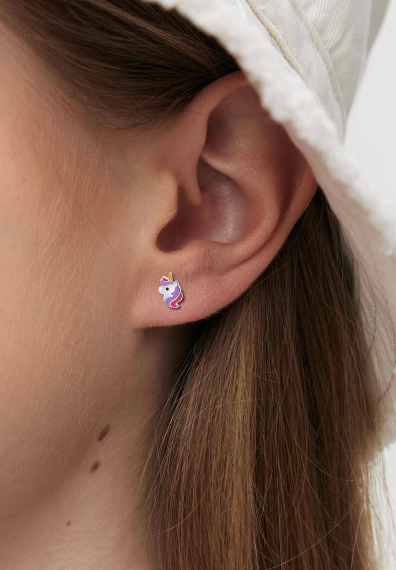 Kolczyki w kształcie jednorożca wykonane z metalu; posiadają białe ciało, różowo-fioletową grzywę i mały złoty róg. Zamontowane na płatku ucha.