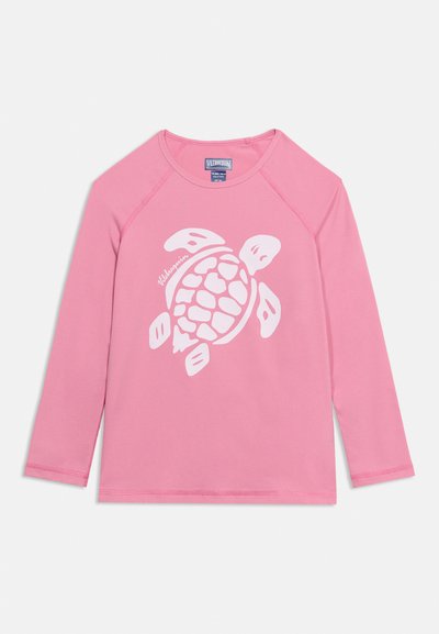 Ροζ πουκάμισο με μακριά μανίκια, με λευκό γραφικό χελώνας και το κείμενο "Vilebrequin" στο στήθο ς, σχεδιασμένο για παιδιά ηλικίας 10 ετών.