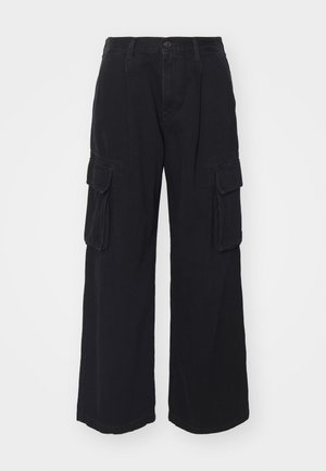 Czarne spodnie cargo wykonane z wytrzymałego materiału, z szerokimi nogawkami, wieloma kieszeniami bocznymi oraz klasycznym zapięciem na guzik w talii.