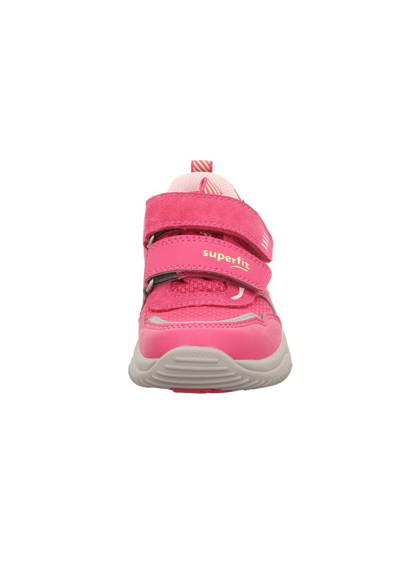 Rosa Kindersneaker mit zwei Klettverschlüssen, Netzdetails und einer grauen Sohle, Frontalansicht.