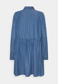 Robe en denim bleu avec un col, des manches longues et une taille froncée. Présente une coupe décontractée et un ourlet évasé.