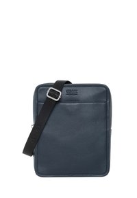 Skórzana torba listonoszka w ciemnym granacie, prostokątnego kształtu, z regulowanym czarnym paskiem i logo na przodzie. Gładka tekstura i minimalistyczny design.