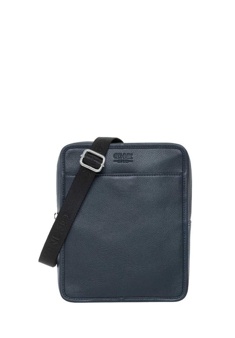 Skórzana torba listonoszka w ciemnym granacie, prostokątnego kształtu, z regulowanym czarnym paskiem i logo na przodzie. Gładka tekstura i minimalistyczny design.