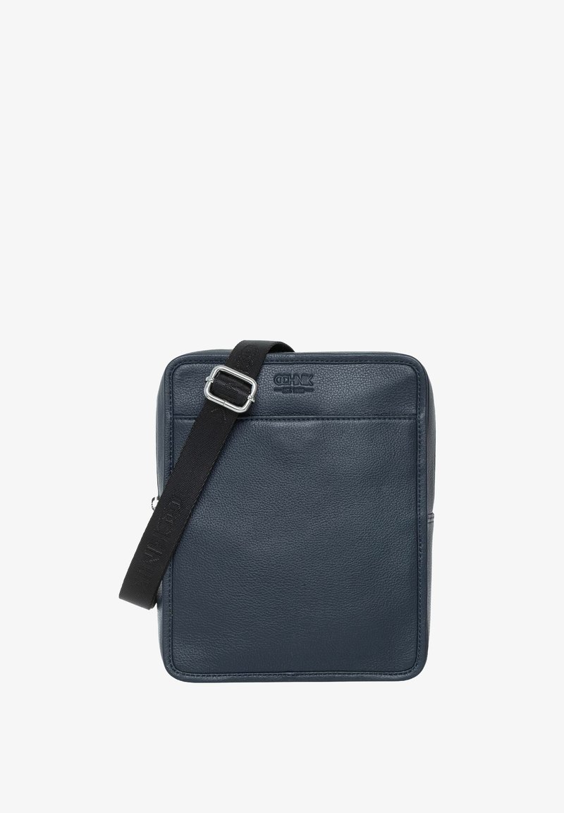 Skórzana torba listonoszka w ciemnym granacie, prostokątnego kształtu, z regulowanym czarnym paskiem i logo na przodzie. Gładka tekstura i minimalistyczny design.