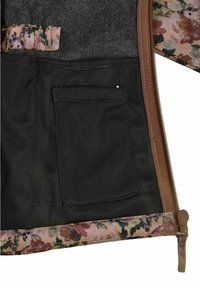 Innenfutter einer Jacke aus Stoff mit Blumenmuster in Grau, mit einer schwarzen Tasche und einem braunen Reißverschluss. Glatte Textur mit dekorativen Akzenten.