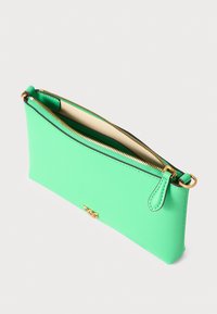 Groene synthetische leren pouch met gouden hardware en rits. Heeft een slanke, langgerekte vorm en een gladde textuur. Binnenkant is tan.
