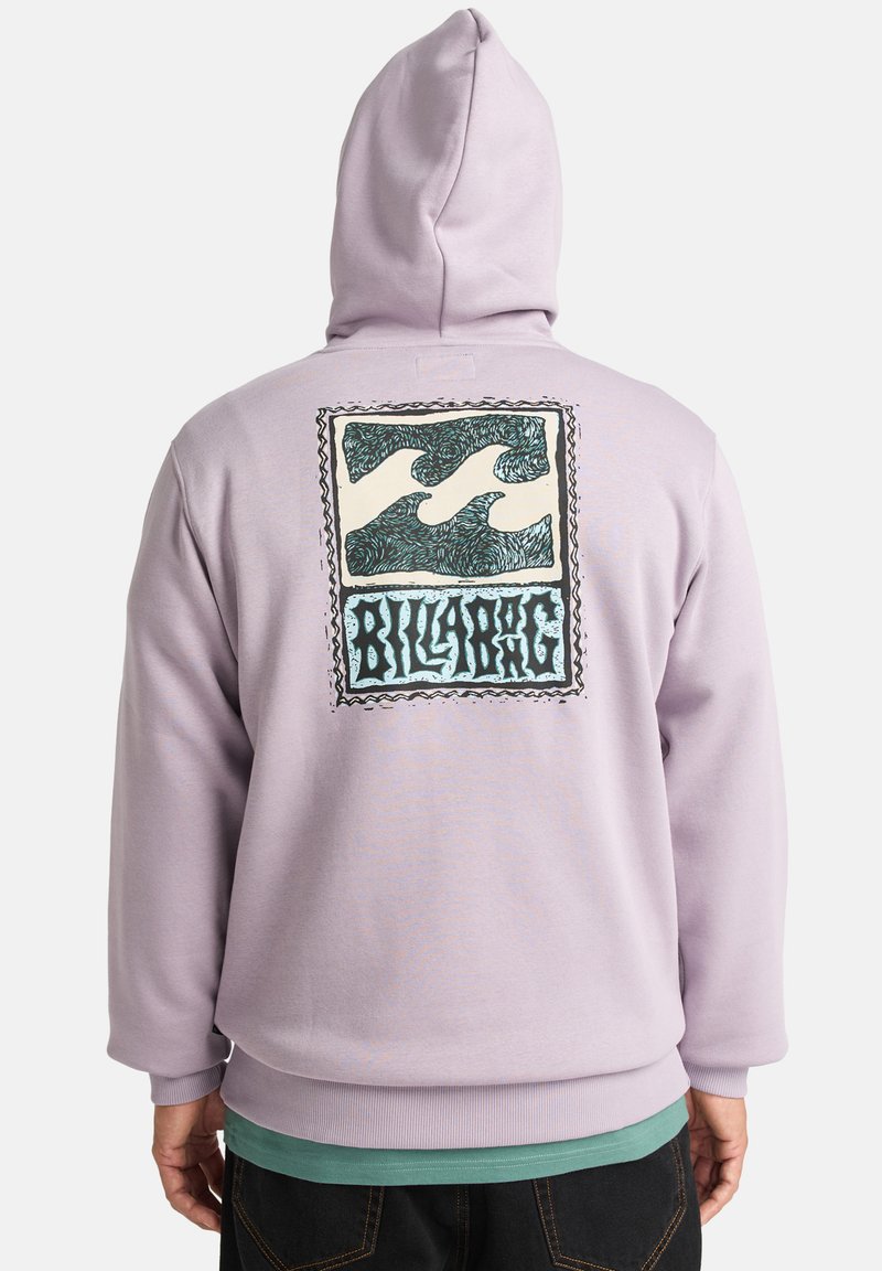 Felpa viola con un grande grafico sul retro che presenta onde e il testo "BILLABONG". Il materiale sembra morbido con una vestibilità comoda.