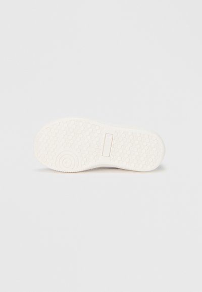 Λευκή σόλα αθλητικού παπουτσιού με υφή εξαγωνικού μοτίβου, στρογγυλεμένη μύτη και λεία επιφάνεια. Διαθέτει ορθογώνιο διακοσμητικό κοντά στην καμάρα.