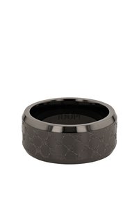 Anello in ceramica nera con un motivo geometrico in rilievo, superficie interna liscia e bordo lucido. Marchio visibile all'interno.