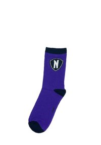 Calza crew viola con risvolto blu scuro, caratterizzata da un logo a scudo nero con una "N" bianca sul lato. Realizzata in un morbido mix di cotone.