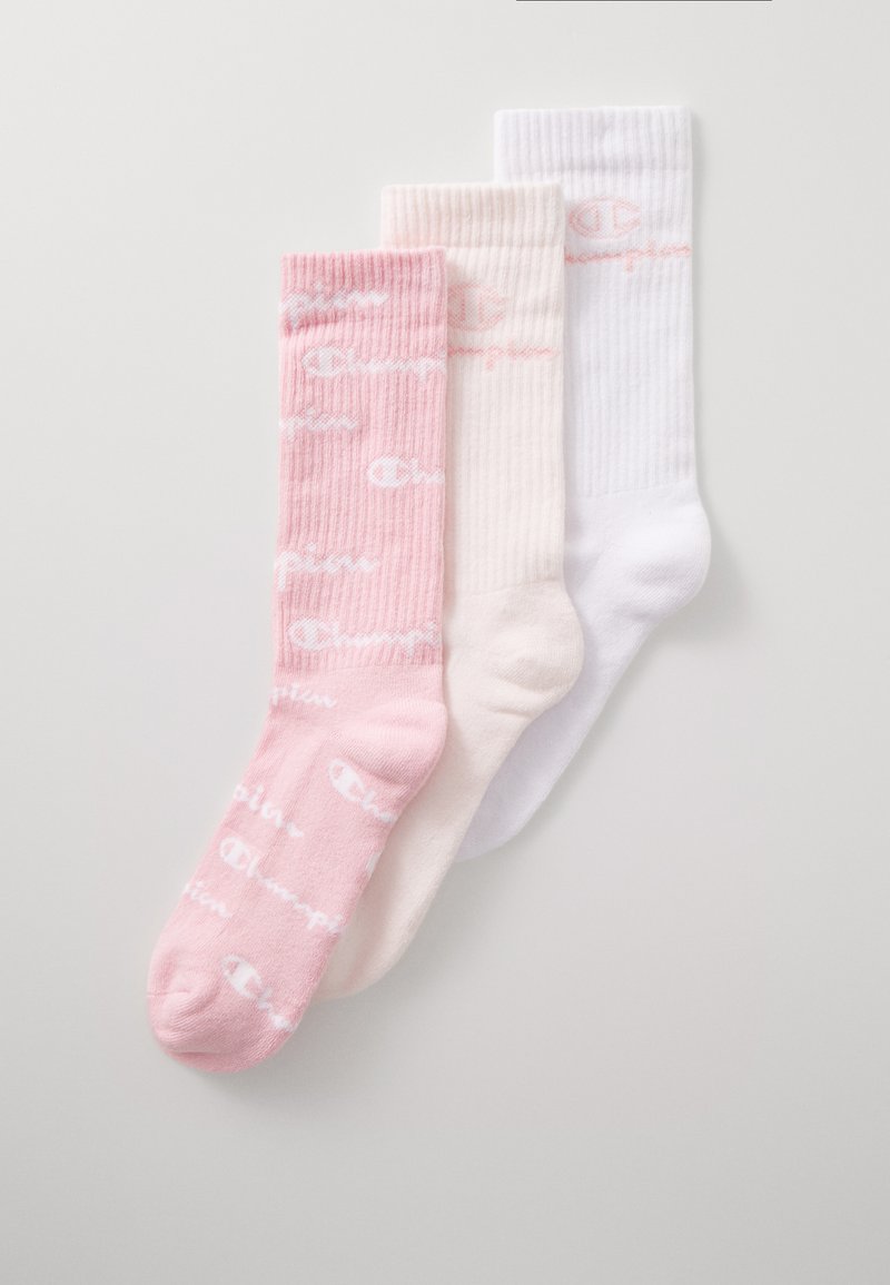 Tres pares de calcetines de tripulación: uno rosa con un logo blanco repetido, uno rosa claro con un diseño acanalado y uno blanco sólido, todos de una tela suave.