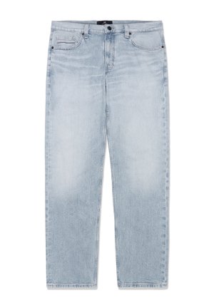 Lyseblå denimjeans med lige ben, for- og baglommer, knaplukning og bæltestropper, lagt fladt på hvid baggrund.
