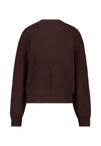 Brown cropped sweater made of textured ribbed fabric, with widened shoulders and long sleeves, featuring a solid color without patterns.