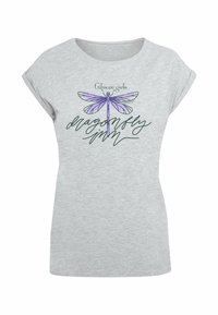 Graues T-Shirt mit kurzen Ärmeln aus weichem Material, das ein Libellenmotiv und den Schriftzug "Gilmore Girls" in Schwarz und Lila zeigt.