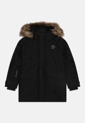 Parka noire avec capuche en fausse fourrure, fermeture éclair à l'avant, deux grandes poches avant et logo sur la poitrine et la manche.