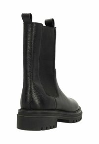 Zwarte leren enkelboots met een gestructureerde afwerking, elastische zijpanelen en dikke rubberen zolen met een geometrisch profiel.