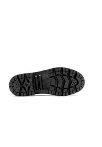 Suela de goma negra con patrones de profundidad, que incluyen formas angulares y acentos elevados para tracción. Diseño de textura suave en todo el producto.