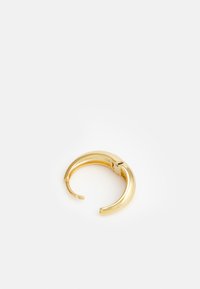Orecchini a cerchio in oro con design curvo e superficie lucida. Presentano una chiusura sicura e una finitura liscia. Diametro di circa 3 cm.