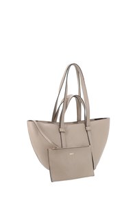 Zachte leer schoudertas in lichtbeige met een gestructureerde afwerking. Voorzien van dubbele handvatten en een afneembare bijpassende pouch met een ritsluiting.