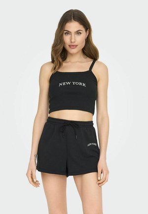 Svart bomulls crop top med spaghetti stropper og hvit "NEW YORK" tekst, paret med matchende svarte drawstring-shorts som har lignende tekst.