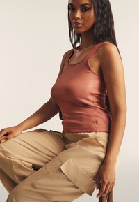 Freddy IN COATED CON SCOLLO AMPIO - Top - light mahogany