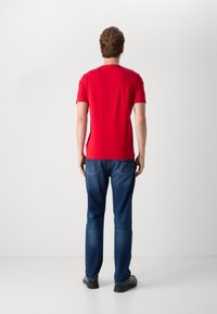 Tommy Hilfiger TEE - T-shirt con stampa - primary red