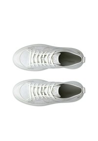 Sneakers bianchi in pelle testurizzata, con punta rotonda, lacci piatti e linguetta sul tallone. Design minimalista con branding discreto.