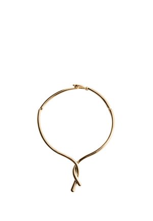 Collier ras-de-cou en métal doré en forme de nœud torsadé au centre avec un fermoir simple sur fond blanc.