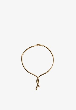 Goudkleurige metalen choker ketting in de vorm van een gedraaide knoop in het midden met een eenvoudige sluiting op een witte achtergrond.