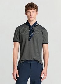 Polo à manches courtes rayé gris et noir avec un col noir, associé à un pantalon bleu marine et une écharpe bleue avec des accents blancs.