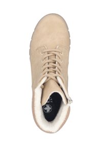 Beżowe zamszowe botki za kostkę z miękką podszewką, okrągłym noskiem, sznurowanym przodem i gumową podeszwą. Posiadają zamek błyskawiczny z boku dla łatwego zakładania.