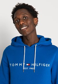 Tommy Hilfiger LOGO HOODY - Sweatshirt com capuz - greek isle blue