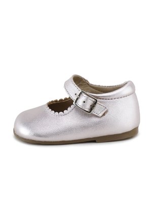 Zapato Mary Jane metálico plateado para niño pequeño con borde festoneado y correa ajustable con hebilla, suela plana y forro interior suave.
