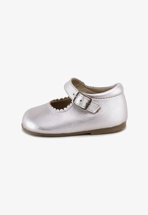 Zapato Mary Jane metálico plateado para niño pequeño con borde festoneado y correa ajustable con hebilla, suela plana y forro interior suave.