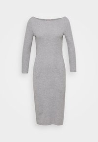 Robe grise à côtes avec un décolleté bateau et des manches longues, confectionnée dans un tissu doux et extensible. Longueur genoux avec une silhouette ajustée.