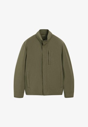 Giacca con zip color verde oliva, tessuto leggero, colletto alto, tasche laterali, design minimalista, texture liscia, senza modelli o accessori visibili.