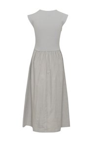 Ärmelloses Kleid mit einem figurbetonten, gerippten Oberteil in Hellgrau und einem fließenden, gerafften Rock in einem etwas dunkleren Grau, gefertigt aus weichem Stoff.