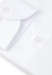 Biała koszula z długim rękawem, wykonana z gładkiej bawełny, z klasycznym kołnierzykiem, mankietami zapinanymi na jeden guzik oraz przezroczystymi guzikami z plastiku.