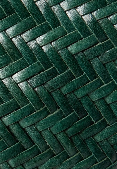 Πλεκτό πράσινο δέρμα με υφή, με στενό διαπλεκόμενο μοτίβο από λωρίδες σε διάφορες αποχρώσεις του πράσινου.
