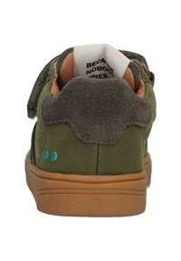 Groene suède schoenen met een bruine rubberen zool, voorzien van een gewatteerde kraag, klittenbandsluiting en kleine blauwe accenten op de hiel.