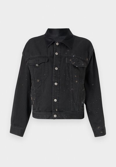 Črna jeans jakna s skrajšanim krojem, dvema žepoma na prsi, srebrnimi gumbi in diskretno pršenjem barve. Ima špicasto ovratnico in dolge rokave.